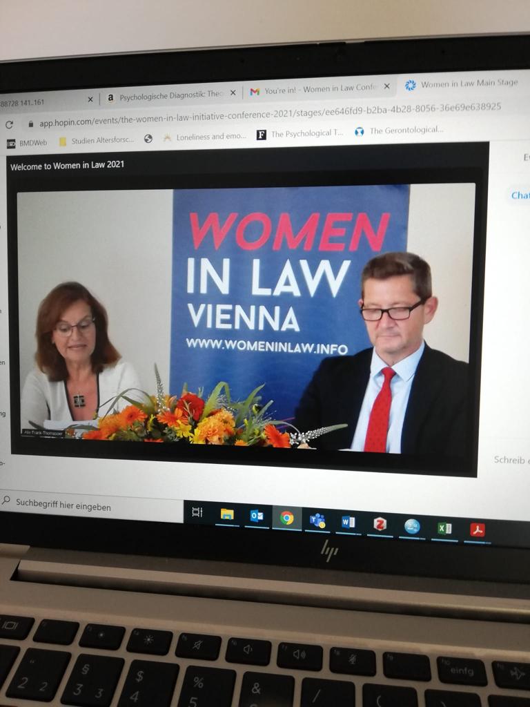 Ein Schönes Junges Mädchen Emo Direkt Vor Der Webcam Für Unsere Freude Ein Schönes Junges Mädchen Emo Direkt Vor Der Webcam Für Unsere Freude